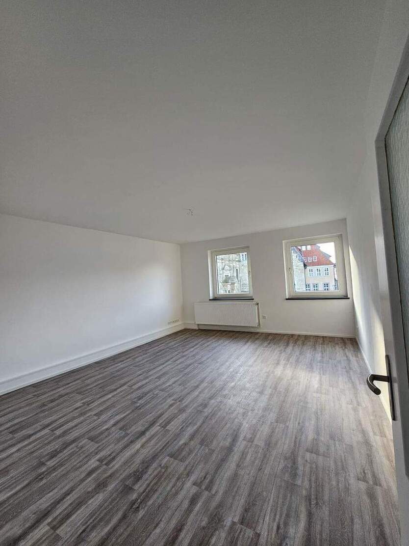 ERSTEBEZUG NACH RENOVIERUNG - Großzügig im 2. OG mit Balkon und neuem Tageslichtbad mit Dusche. Zentraler geht es kaum 2 zimmer