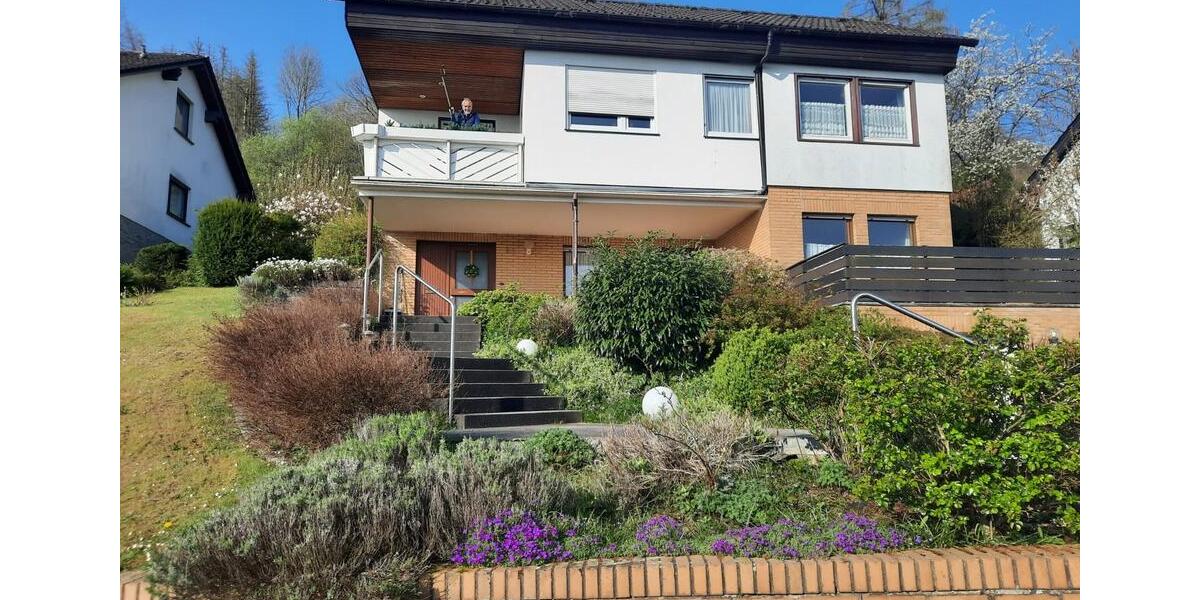 6-Zimmer Haus mit Garagen und Schwimmbad in Top Lage 6 zimmer