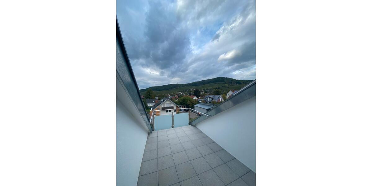 Moderne Dachgeschosswohnung mit Loggia, Einbauküche + Stellplätze zimmer