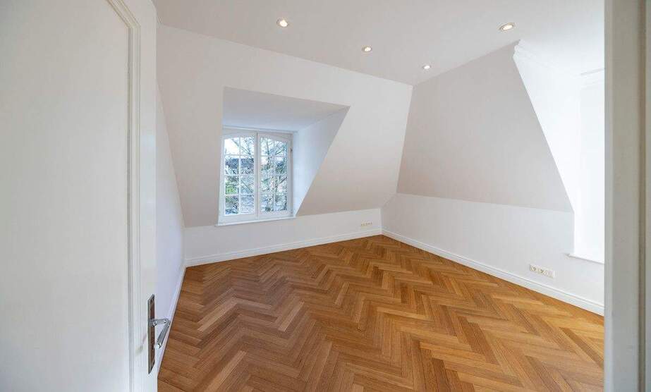 Exklusives Wohnen in Top-Lage von Alt-Meererbusch - Noble Villenhälfte mit hochwertiger Ausstattung 7 zimmer
