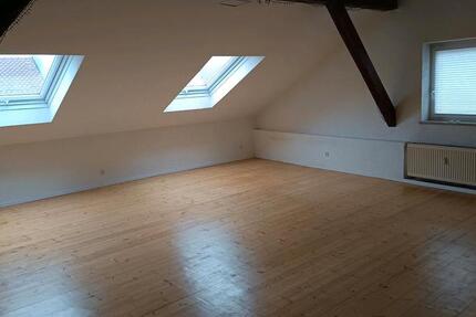 Sehr schöne helle Dachwohnung. 2 zimmer