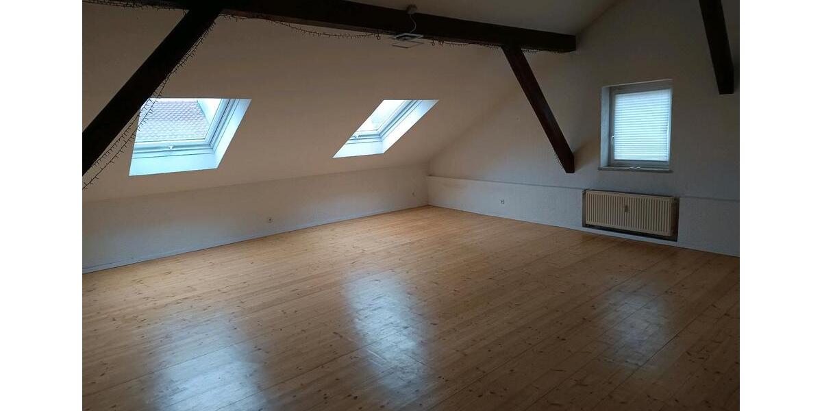 Sehr schöne helle Dachwohnung. 2 zimmer