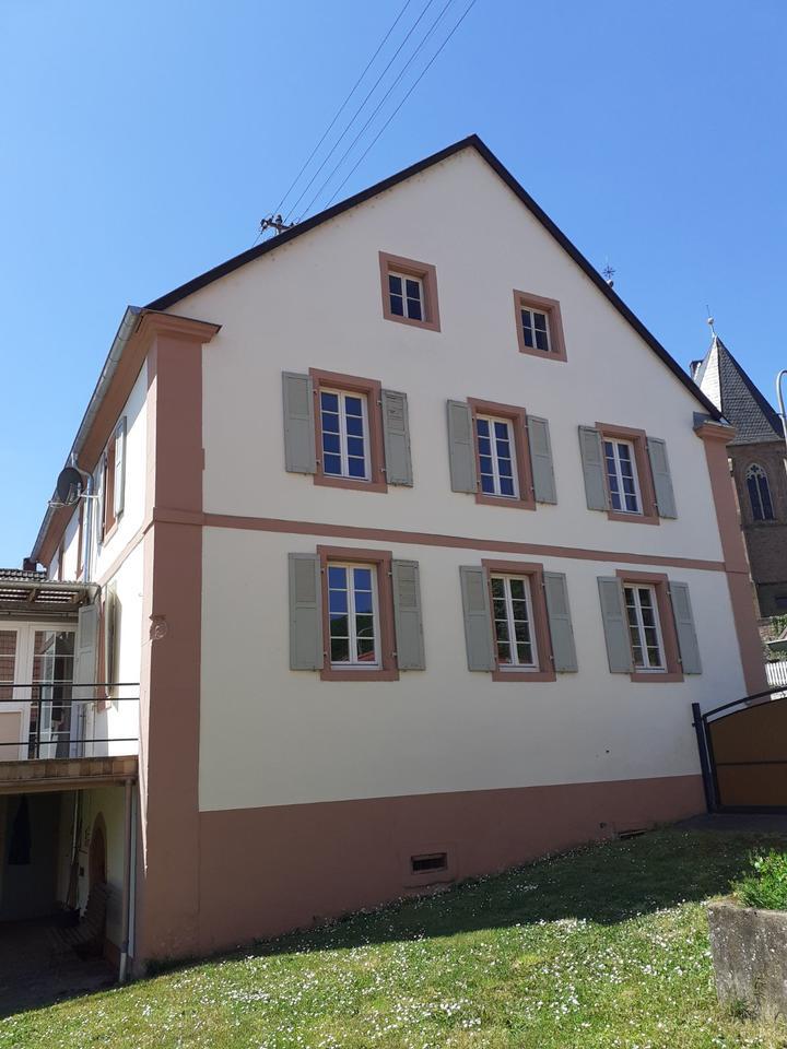 Ehemaliges Pfarrhaus mit Scheune und Stallungen zimmer