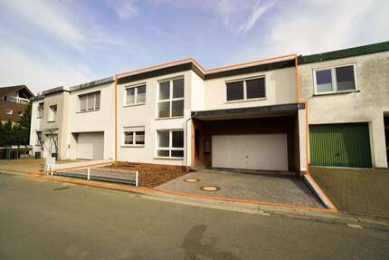 Zweifamilienhaus mit Doppelgarage, beide Wohneinheiten leerstehend, sofort zur Verfügung 5 zimmer