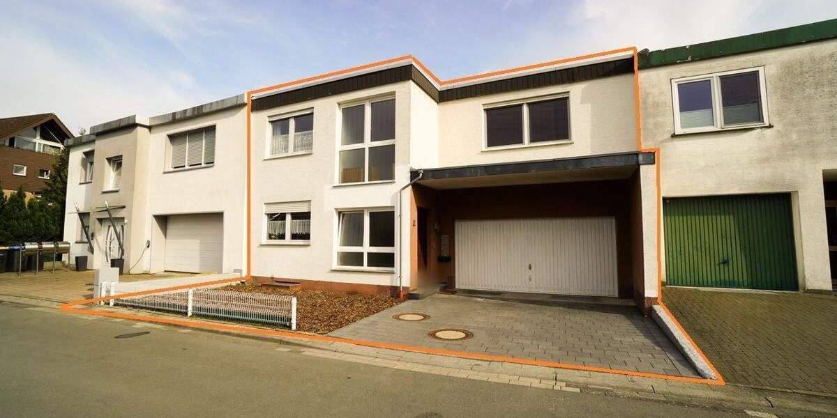 Zweifamilienhaus mit Doppelgarage, beide Wohneinheiten leerstehend, sofort zur Verfügung 5 zimmer