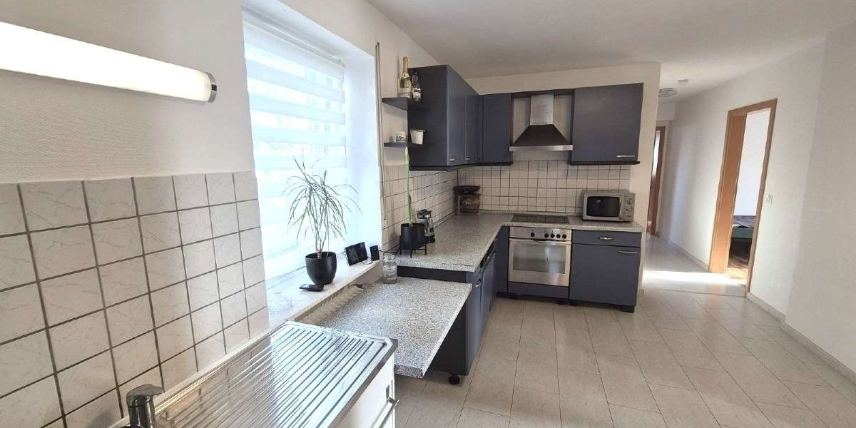 Großzügiges Wohnen für zwei Generationen: Poolbereich mit Poolbar und barrierefreiem EG - Zweifamilienhaus Katzweiler | Angebot:27131010