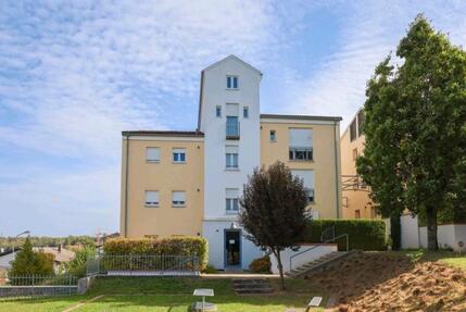 geschmackvolle 2 12 Zimmerwohnung mit Garten und Loggia