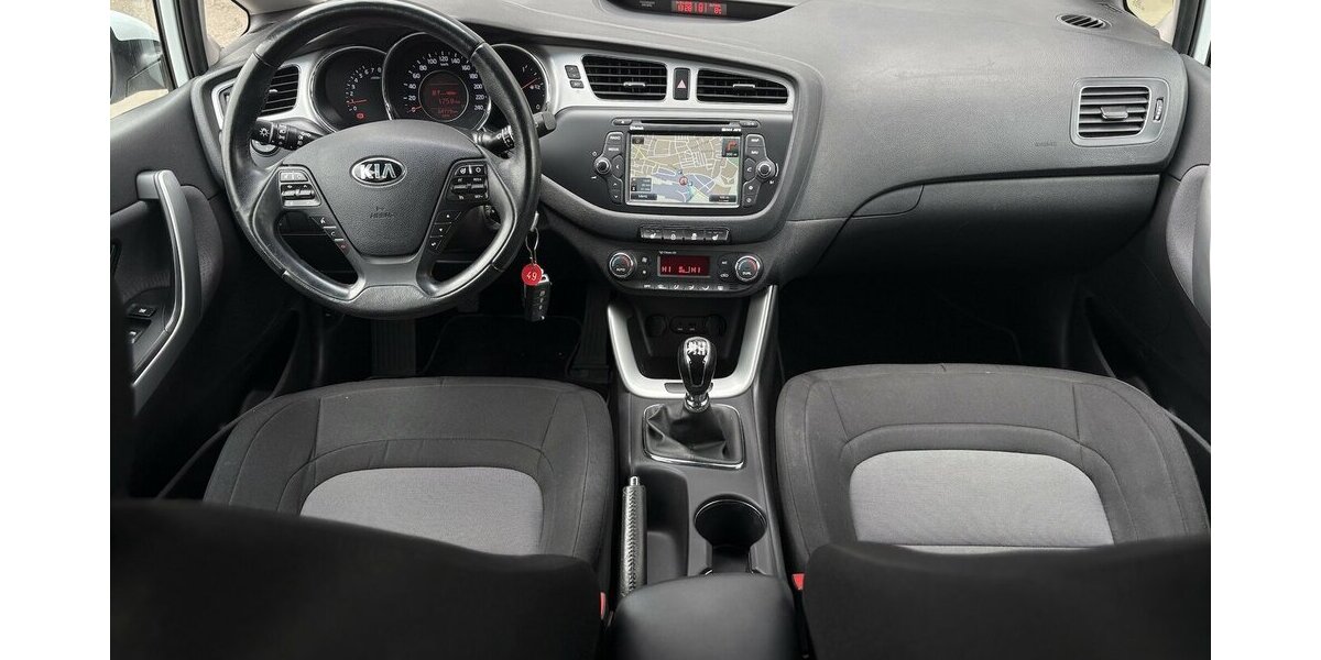 Kia Ceed 1.4 TSI Dream Team KAMERA/NAVI/SHZ/LENKHZ 64.779 km 8.900 &euro; Villingen-Schwenningen 78054