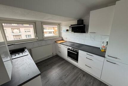 Renovierte 3-Zimmer-DG-Wohnung mit neuer Küche & Stellplatz