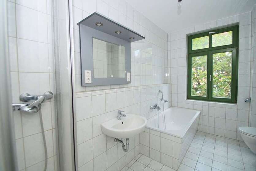 Neuer Fußboden möglich: einzigartige 3-Zimmerwohnung mit Dusche + Badewanne!