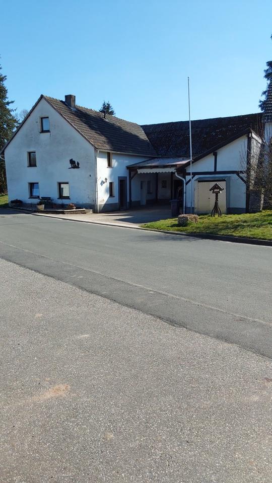 Einfamilienhaus mit Garage und Nebengebäuden in Ruhiger Lage mit