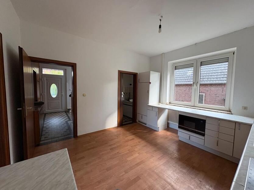 7,5 Zimmer Haus zzgl. Keller, DG, Garage, Stellplatz und Garten