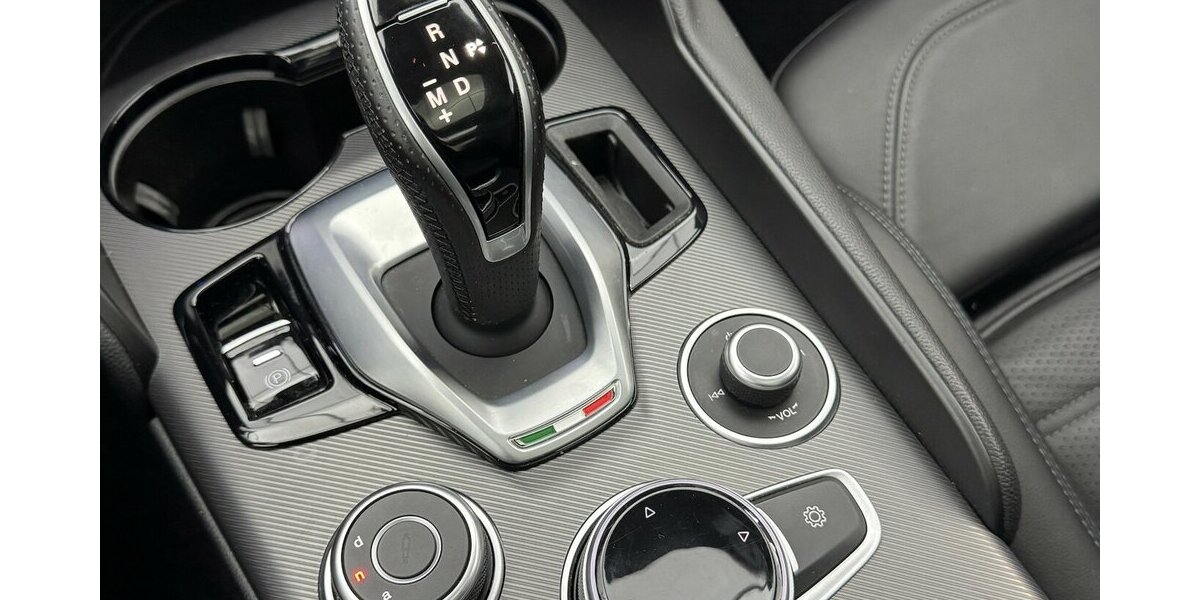 Alfa Romeo Giulia 2.0 Veloce Q4 Turbo Panoramadach Xenon 43.300 km 32.540 &euro; Lich 35423