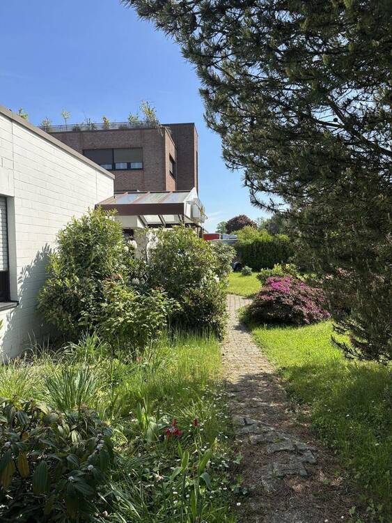 ***Lagerhalle, Büros, Parkflächen, Ausbaureserve, große Freifläche...in MG-Giesenkirchen***