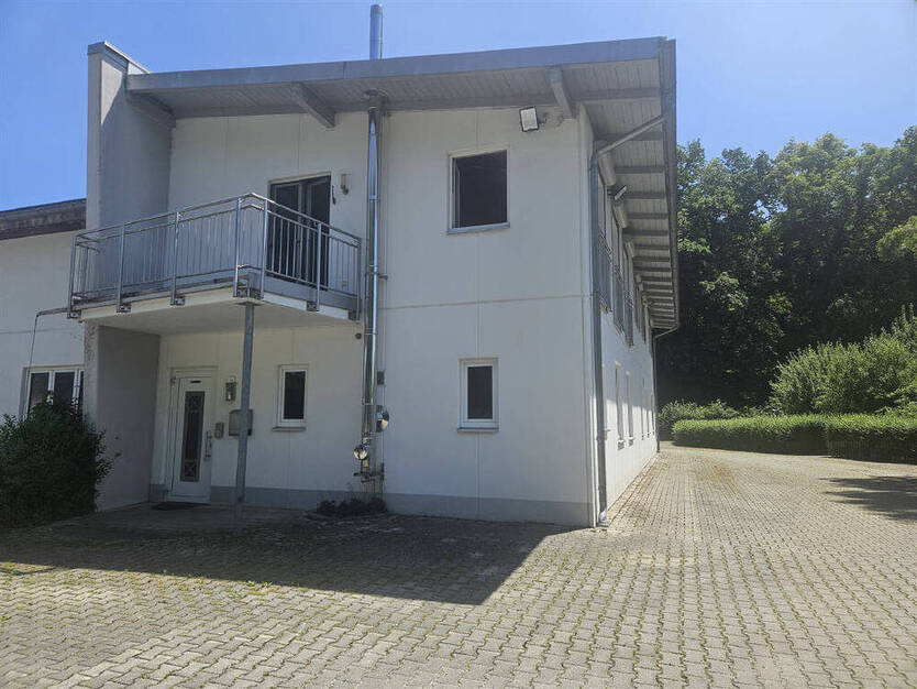 Ideal für Paar! 5 Zimmer Wohnung im ersten OG mit Balkon
