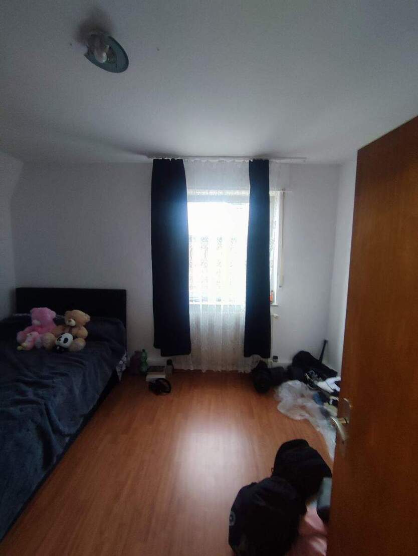 5-Zimmerwohnung, vermietet, renovierungsbedürftig 5 zimmer