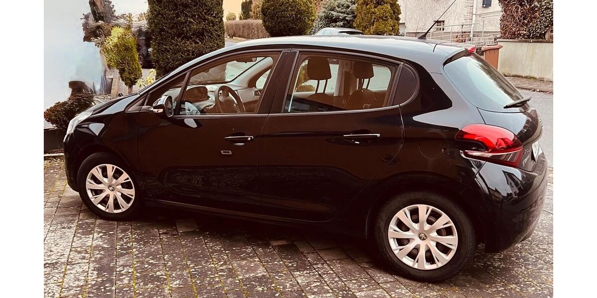 Peugeot 208 65.000 km 2.500 &euro; Frickhofen 65599