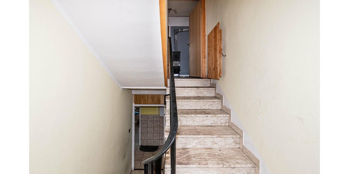 Zweifamilienhaus mit großem Grundstück 8 zimmer