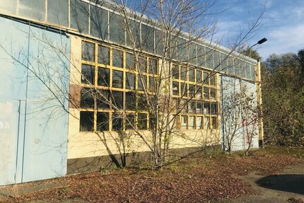 große Halle samt Grundstück zu verkaufen