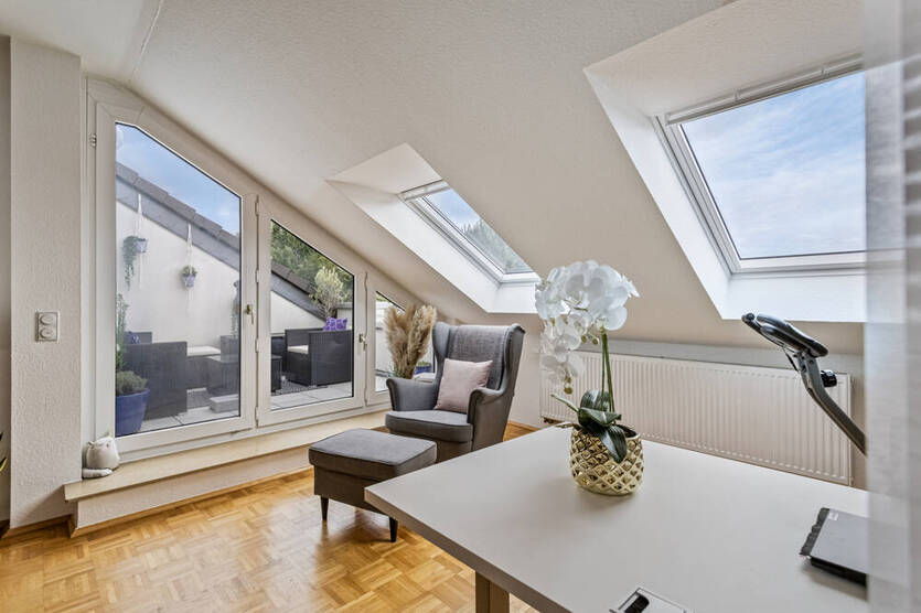 *** Lichtdurchflutete Dachgeschoßwohnung mit zwei sonnigen Dachterrassen in Top-Lage ***