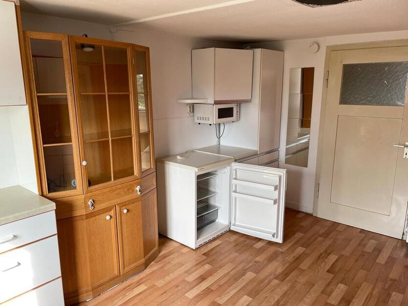 Zum Verkauf: renovierungsbedürftiges Mehrfamilienhaus in Unterjes zimmer