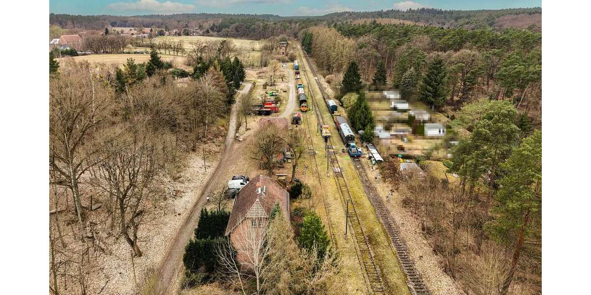 Zweifamilienhaus in ruhiger Naturlage mit Wassernähe– saniertes ehemaliges Bahnhofs-Häuschen - Zweifamilienhaus Sternebeck | Angebot:26095138