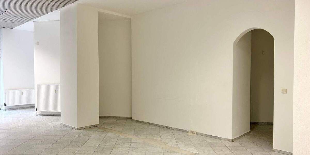 ***REPRÄSENTATIVE LADENEINHEIT *** IN BESTER LAGE AM MARKTPLATZ IN LAUF 3 zimmer