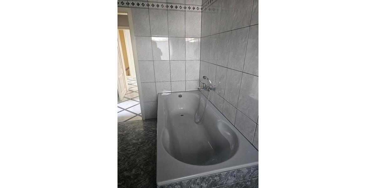 Dachgeschoßwohnung Hennef (Sieg) - 2 Zimmer, 85 m&sup2;, 980&euro; | Angebot:25410222