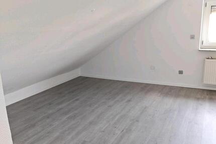Ab Sofort 2 Zimmer Wohnung DG zu vermieten