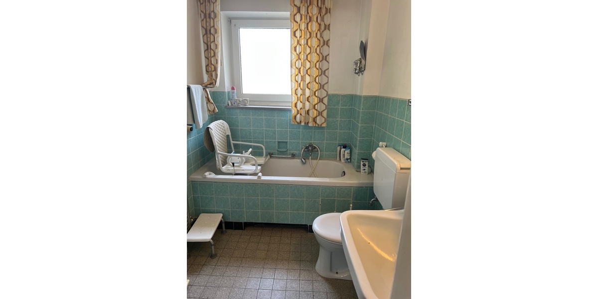 DUS, 4Zi. RMH, 110m² Wfl., 215m² Grd., Terr., Garten, Keller, Grg. 4 zimmer