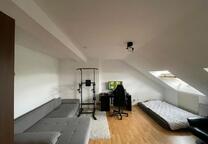 Kleine Dachgeschoßwohnung in guter Lage