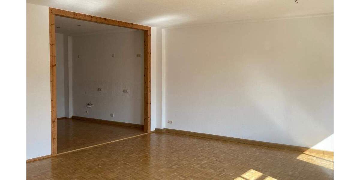 Großzügige 3-Zimmer mit Parkett, und offener Küche in zentraler Lage! EBK mgl. 3 zimmer
