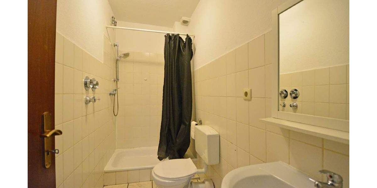 MFH mit 16 Wohneinheiten und 12 Stellplätzen; Eckgrundstück an 2 Straßen, KS-Schillerviertel 3 zimmer