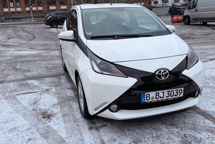 Toyota Aygo (X) 2.540 km 12.899 &euro; berlin 13469