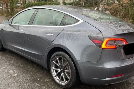 Tesla Model 3 144.000 km 22.499 € Frankfurt 60313