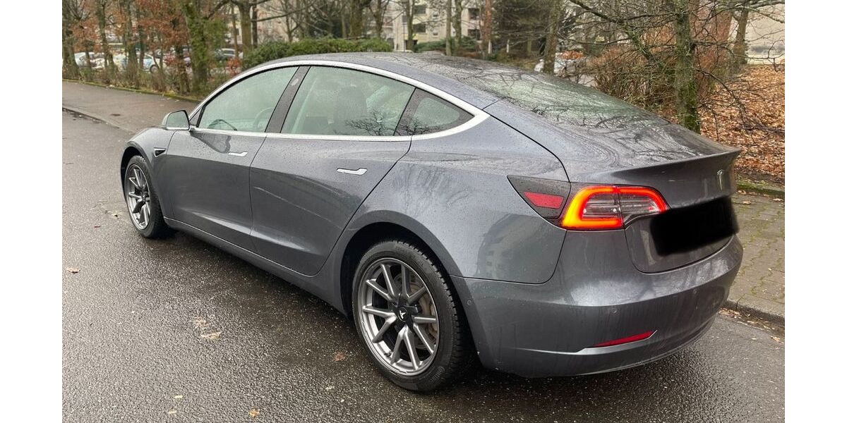 Tesla Model 3 144.000 km 22.499 € Frankfurt 60313