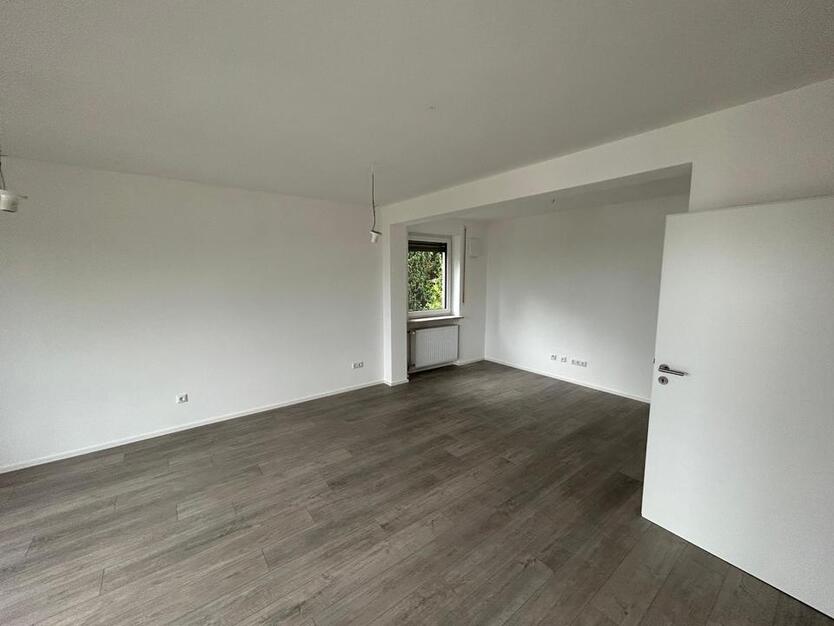 Renovierte 5 Zimmer Wohnung mit Balkon und Terrasse zur Miete