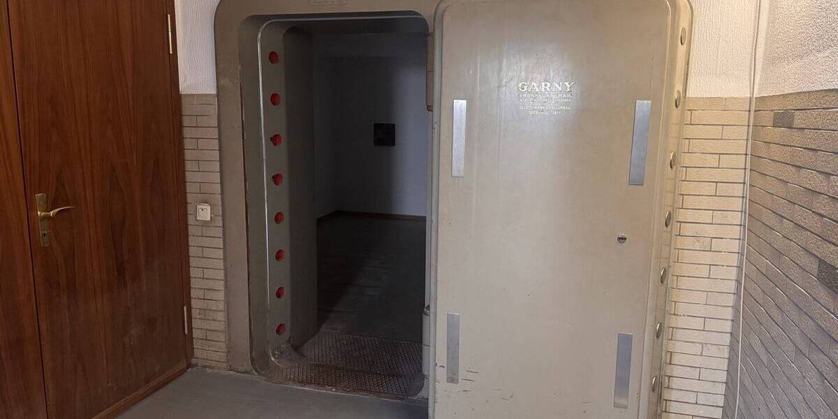 Gewerbeobjekt Kirchhain - 7 Zimmer, 341 m&sup2;, 3.000&euro; | Angebot:26092897