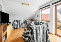 Charmante lichtdurchflutete DG-Wohnung mit offener Wohnküche und Balkon in einem Mehrfamilienhaus.