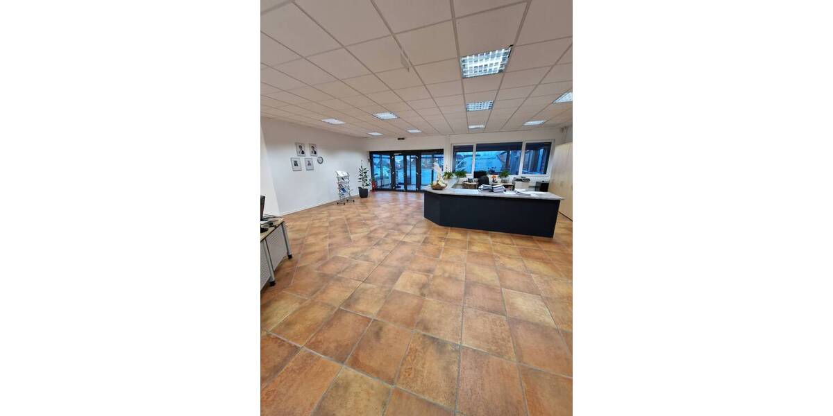 Großzügige Büros im EG mit direktem Zugang und Parkplätzen 4 zimmer