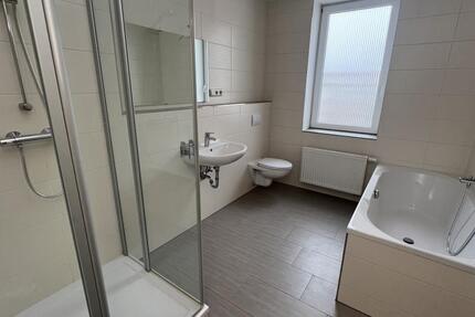 Moderne 3 Raum-Wohnung mit stylischem Bad mit Fenster, Dusche und Wanne. - Wohnung Gera Lusan | Angebot:26991448
