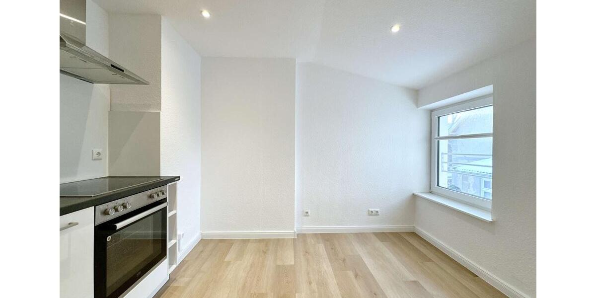 Hochwertig sanierte 3-Zi.-Whg. mit Einbauküche & großzügigem Balkon 3 zimmer