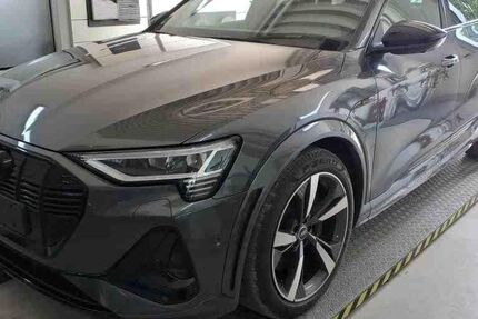 Audi e-tron 47.789 km 42.990 &euro; Hamburg 22047