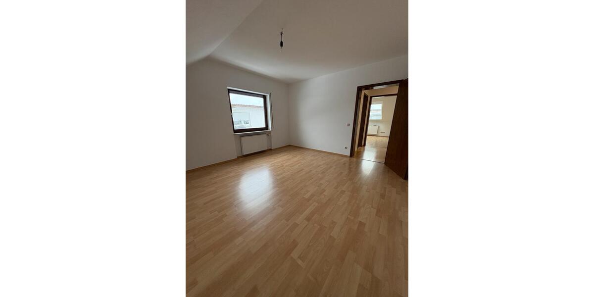 Dachgeschoßwohnung Rosbach vor der Höhe - 4.5 Zimmer, 105 m&sup2;, 1.050&euro; | Angebot:25310192