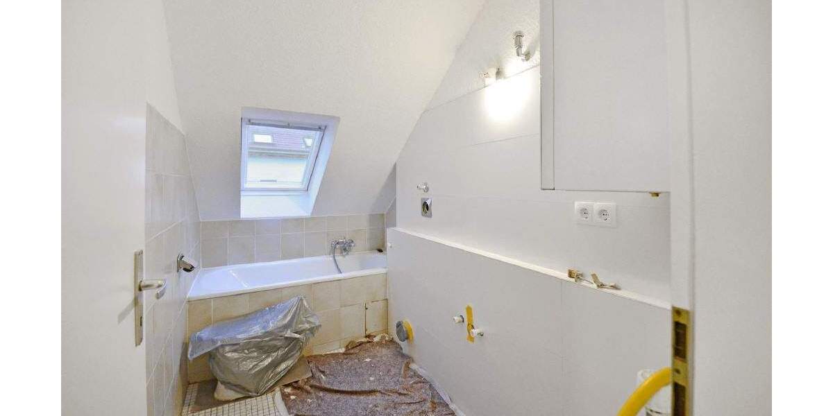 MFH mit 16 Wohneinheiten und 12 Stellplätzen; Eckgrundstück an 2 Straßen, KS-Schillerviertel 3 zimmer