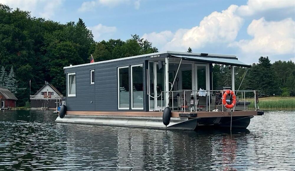 Ein Zuhause, auf dem Wasser oder im Hafen, exklusives Hausboot Neubau 2023 - Ferienhaus Jabel b Waren | Angebot:27142509