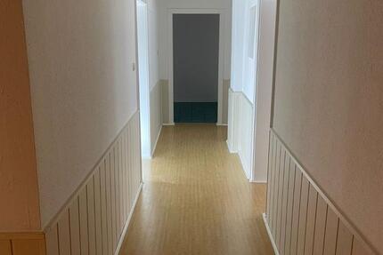 Helle-Zentral-Geräumige gelegene 3 Zimmerwohnung im Erdgeschoss zu vermieten