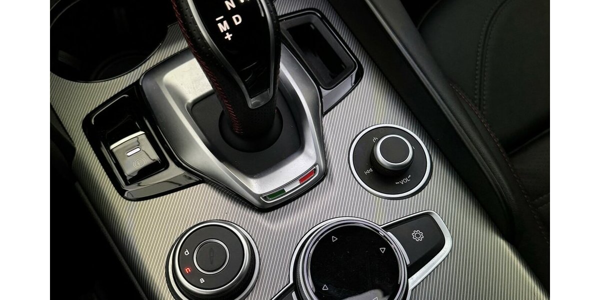 Alfa Romeo Giulia 2.0 Competizione Q4 Turbo Panoramadach 14.303 km 37.985 &euro; Lich 35423