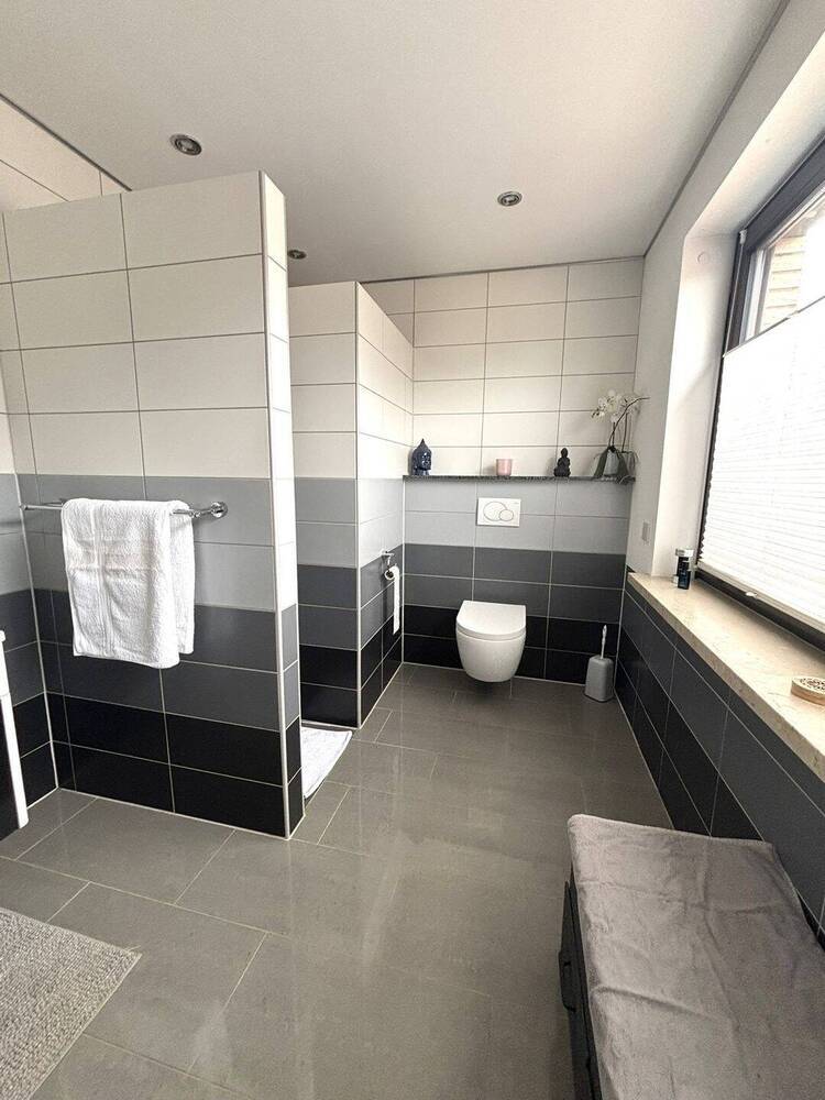 Großzügiger, freistehender Bungalow mit zwei Doppelgaragen, Werkhalle und Aussicht ins Grüne