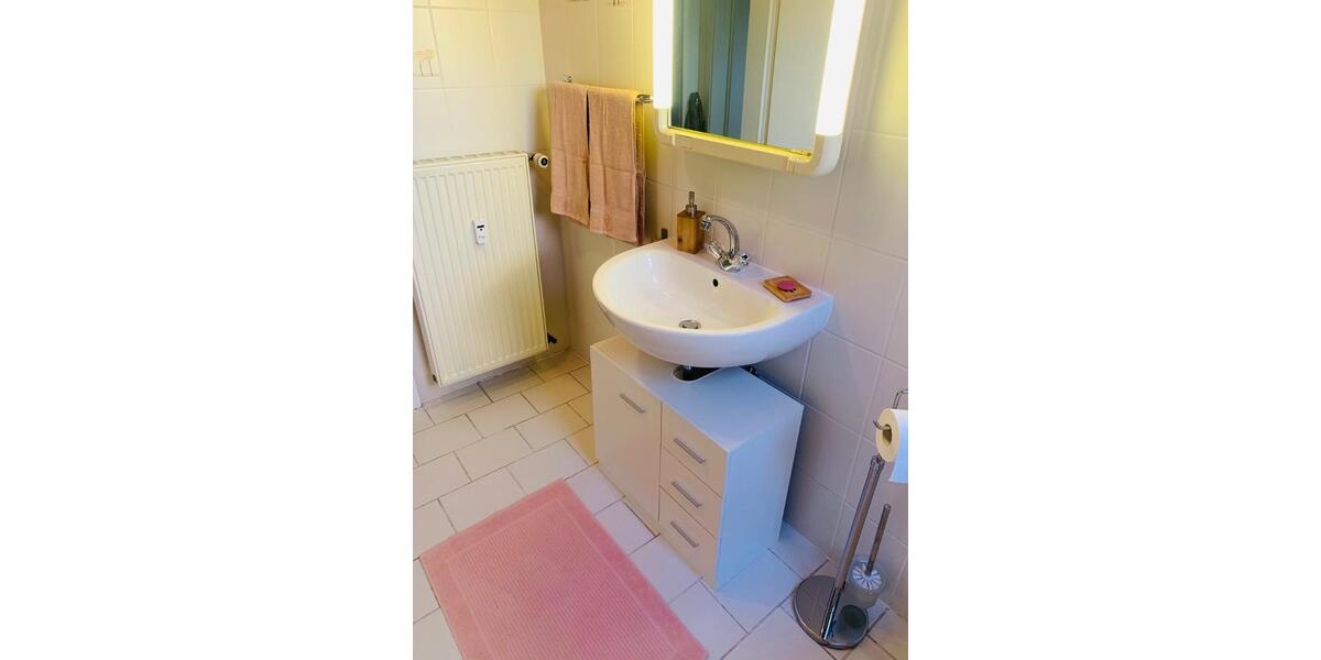 Renovierte und voll möblierte DG-Wohnung für Single-Person zimmer